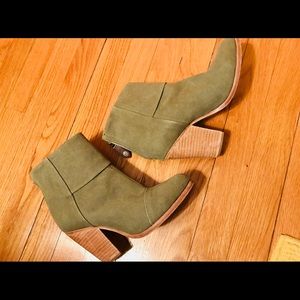 Rag & Bone size 7 olive booties